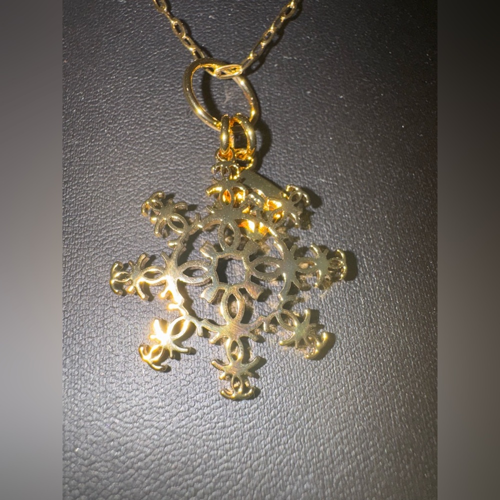 GIVVY/SOLD Gold Chanel Beauty Snowflake Necklace - Picture 3 of 3